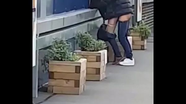 Varm Couple Fuck at train station färsk tub