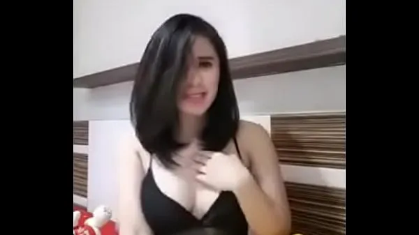 Vroča Indonesian Bigo Live Shows off Smooth Tits sveža cev