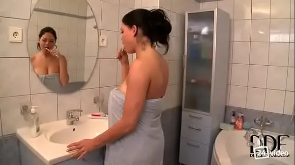 Vroča Girl with big natural Tits gets fucked in the shower sveža cev