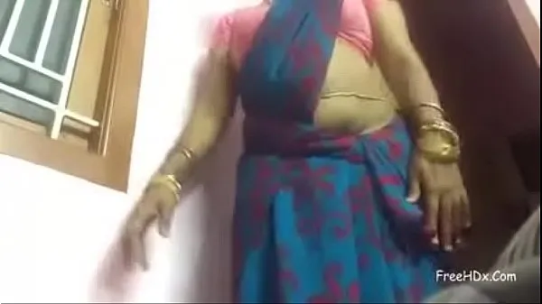 Quente Indian aunty seducing in tubo fresco