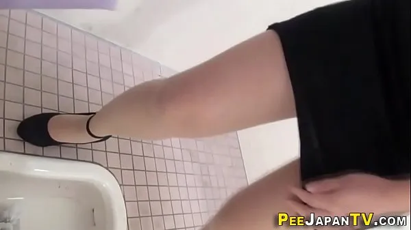 Varm Japanese skanks urinating färsk tub
