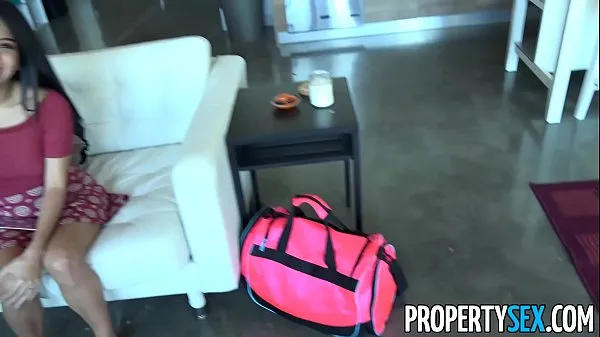 Ζεστό PropertySex - Horny couch surfing woman takes advantage of male host φρέσκο ​​σωλήνα