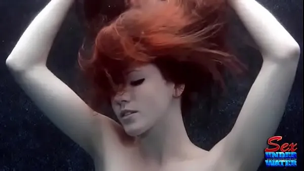 Varm Elle Alexandra is Elle'Agant Red Underwater färsk tub