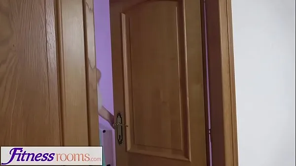 Vroča Fitness Rooms Russian redhead black British babe interracial lesbian sex sveža cev