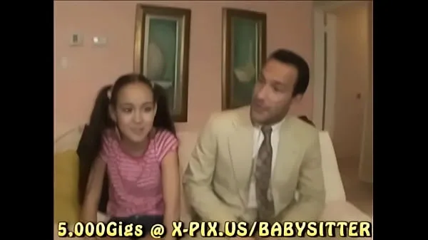 Varm Asian Babysitter färsk tub