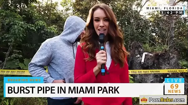 Hete Hot news reporter sucks bystanders dick verse buis