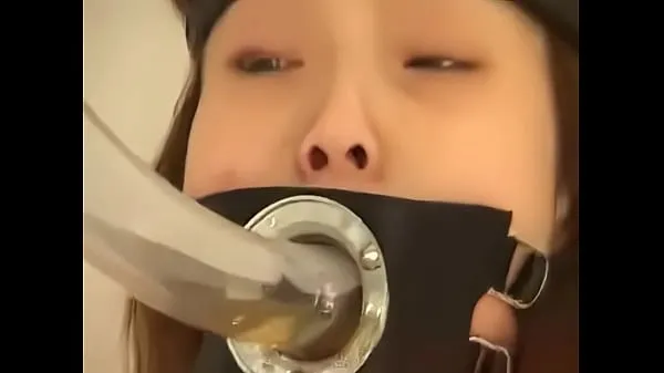 Varm Japanese slave eats s. on bondage färsk tub