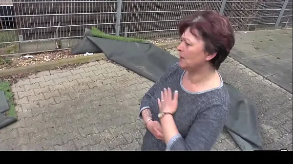 Varm HAUSFRAU FICKEN - German Housewife gets full load on jiggly melons färsk tub