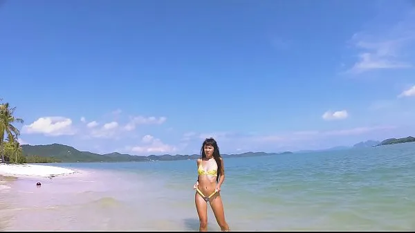 Varm Micro bikini tease by sexy teen who walks on a beach färsk tub