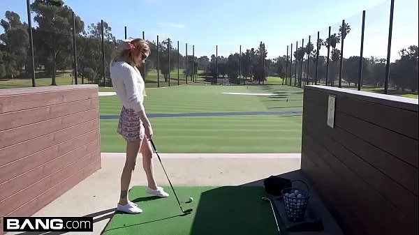 Nadya Nabakova puts her pussy on display at the golf course أنبوب جديد ساخن