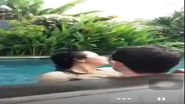 Quente Foda indonésia na piscina durante ao vivo tubo fresco