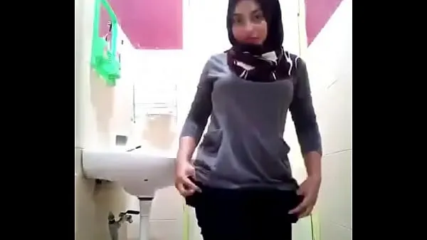 Vroča Aunt hijab masturbates in hot bathroom sveža cev