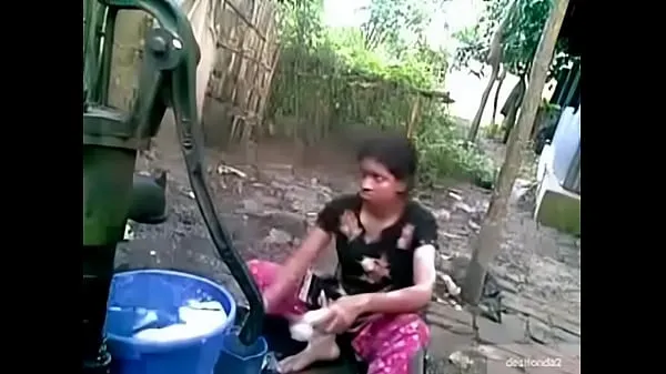 Gorąca Desi village girl outdoor bath świeża tuba