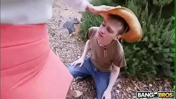 Forró Milf forces her gardener to lick her pussy friss cső