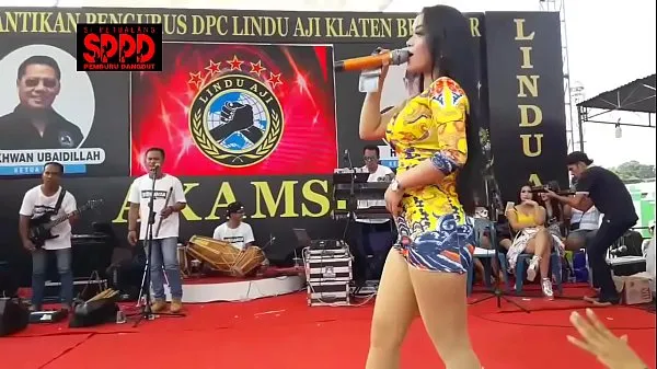 Indonesian Erotic Dance - Pretty Sintya Riske Wild Dance on stage أنبوب جديد ساخن