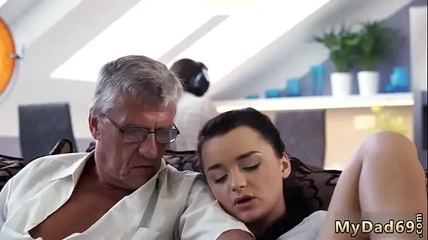 Varm grandpa fucking with her granddaughter's friend färsk tub