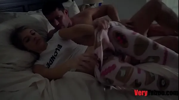Hete Stepdad fucks young stepdaughter while stepmom naps verse buis