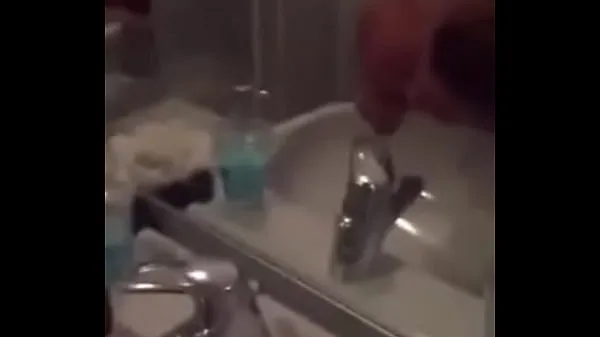 Vroča nude italians in bathroom sveža cev