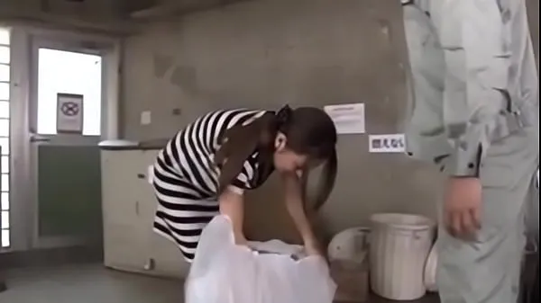Ống nóng Japanese girl fucked while taking out the trash tươi