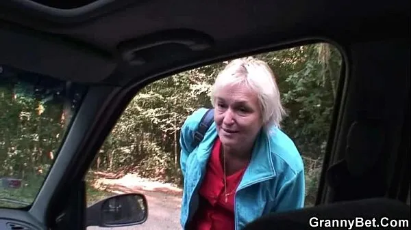 Varmt Old bitch gets nailed in the car by a stranger frisk rør
