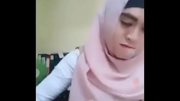 Indonesian girl with hood showing tits Tiub segar panas