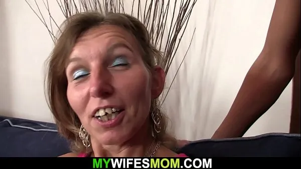 Varm Tanned old mom spreads legs for his hubby färsk tub