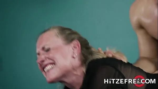 Hete HITZEFREI Blonde German MILF fucks a y. guy verse buis