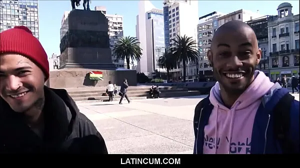 Quente Espanhol latino Twink Kendro se encontra com um cara negro latino no Uruguai para uma cena de merda tubo fresco