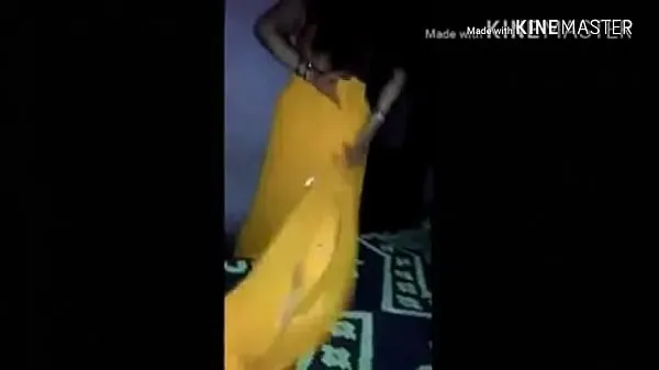 Tabung segar Indian hot horny Housewife bhabhi in yallow saree petticoat give blowjob to her bra sellers panas