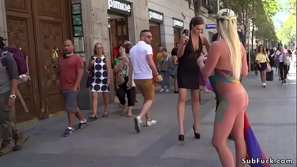 Varmt Huge tits painted blonde caned in public frisk rør