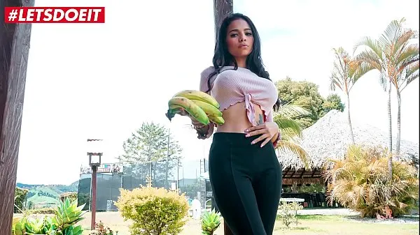 Kuuma Latina Teen Babe shows what she does after work tuore putki