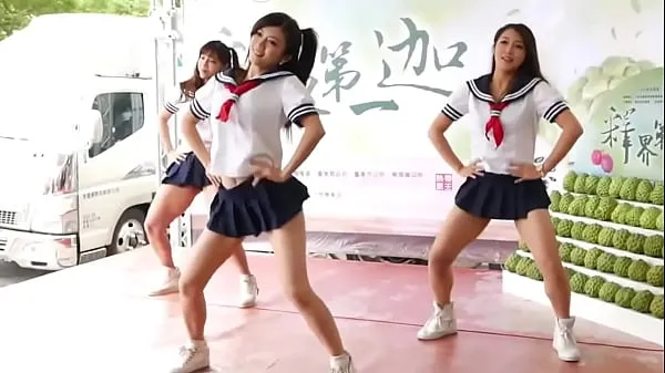 The classmate’s skirt was changed too short, and report to the training office after dancing Tiub segar panas
