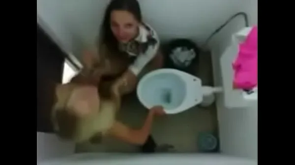 گرم The video of the playing in the bathroom fell on the Net تازہ ٹیوب