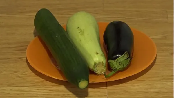 Eggplant, zucchini and cucumber stretch my roomy anal, a wide, open hole in a butt Tiub segar panas