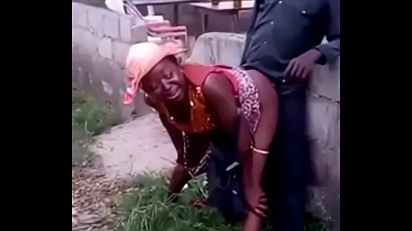 Ζεστό African woman fucks her man in public φρέσκο ​​σωλήνα