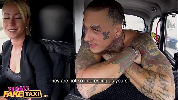 Varm Female Fake Taxi Tattooed guy makes sexy blonde horny färsk tub