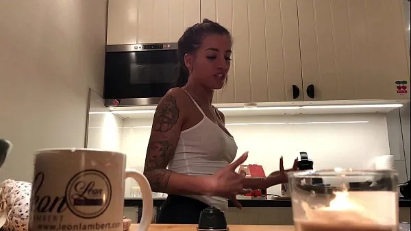 Hete Perfect Pokies on the Kitchen Cam, Braless Sylvia and her Amazing Nipples verse buis