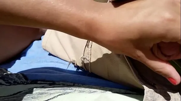 Горячий Девушка мастурбирует парня на общественном пляже свежий тюбик