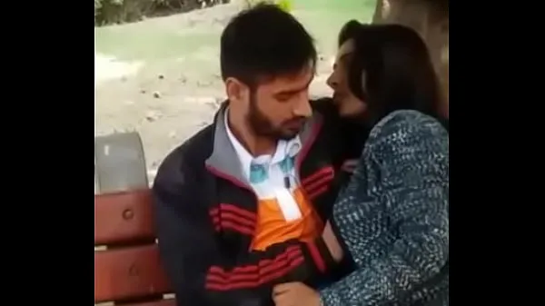 Gorąca Couple caught kissing in the park świeża tuba