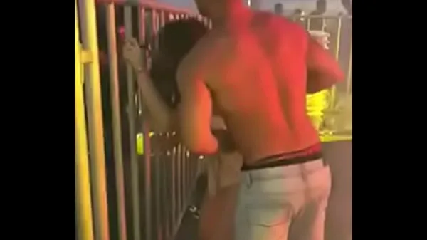 Hete giving pussy at carnival verse buis