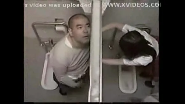 Varm Teacher fuck student in toilet färsk tub