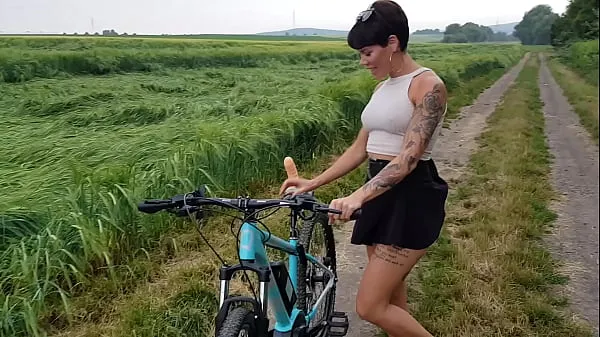 Hete Premiere! Bicycle fucked in public horny verse buis