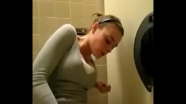 Vroča Quickly cum in the toilet sveža cev