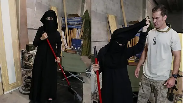 ร้อนแรง TOUR OF BOOTY - Muslim Woman Sweeping Floor Gets Noticed By Horny American Soldier หลอดสด