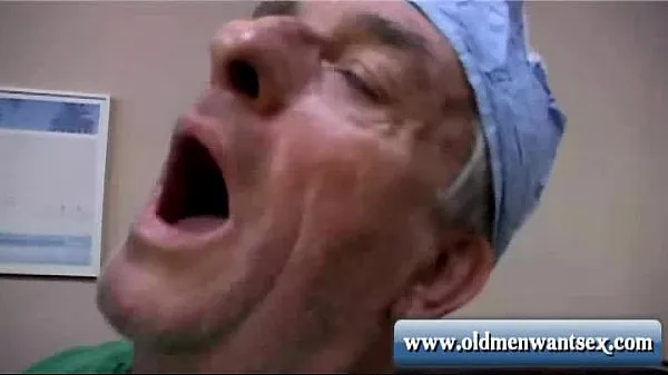 Varm Old man Doctor fucks patient färsk tub