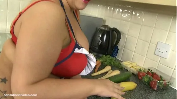 Gorąca Plump British MILF Deepthroats Vegetables świeża tuba