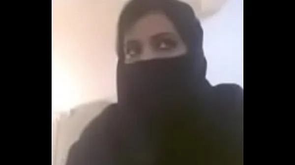 Vroča Muslim hot milf expose her boobs in videocall sveža cev