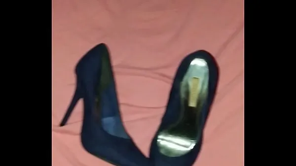 गरम Cumming hidden in her cousin's Scarpin Mariota shoe at dawn ताज़ा ट्यूब