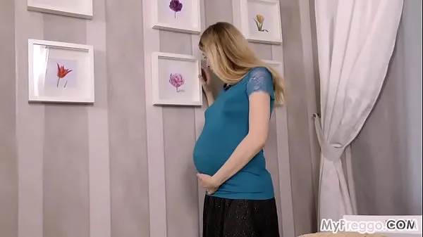 Chaud Anetta, une femme enceinte de 34 semaines, se doigte Tube frais
