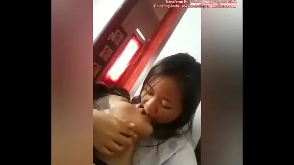 Vroča Indonesian Teen Kiss sveža cev